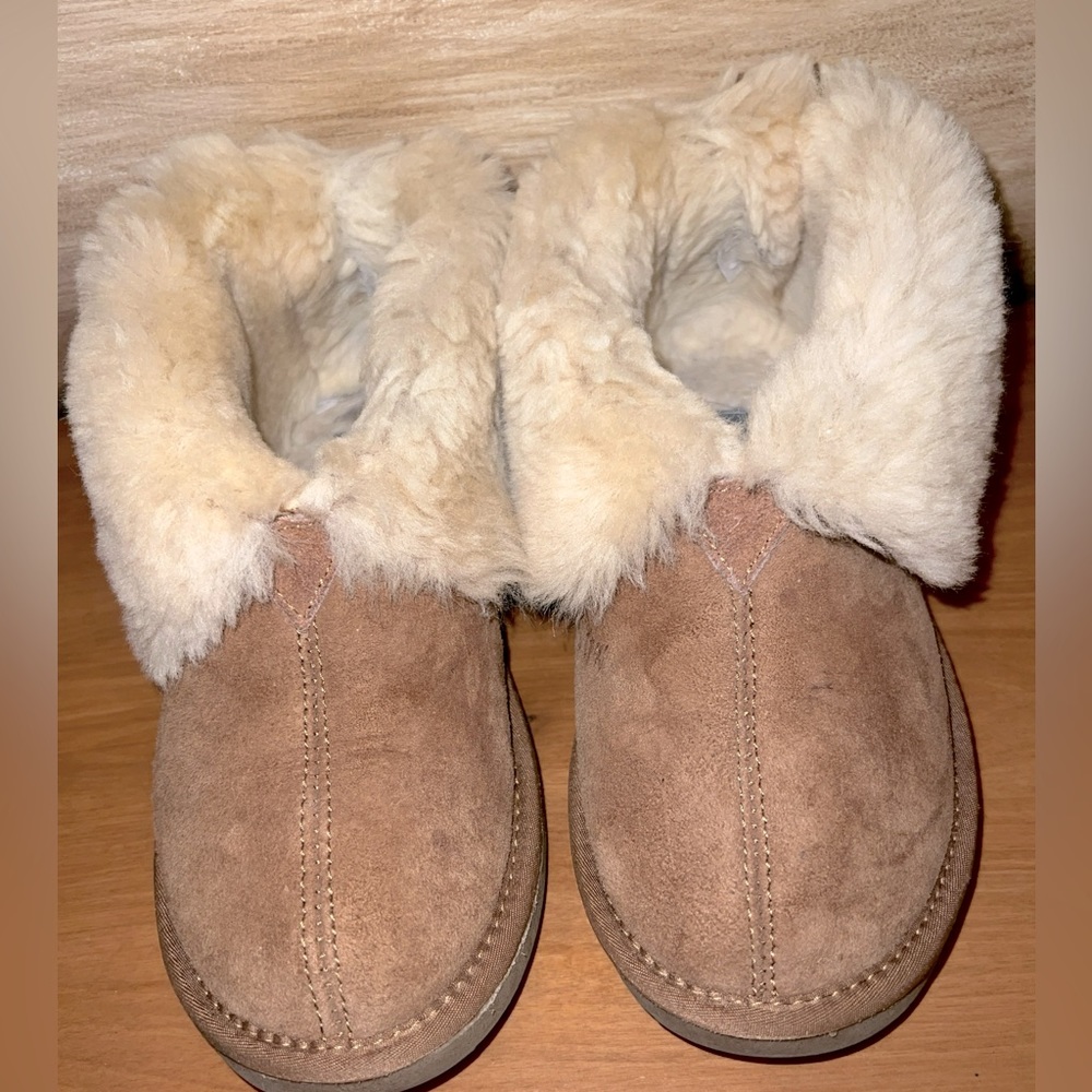 Natural reflection shearling booties slippers